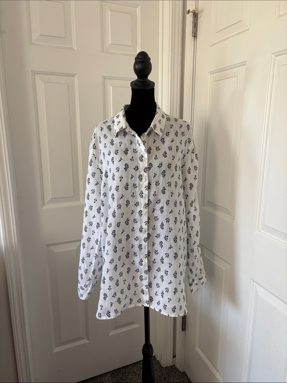 J. Jill White Linen Button-Down Shirt with Black Floral Motif